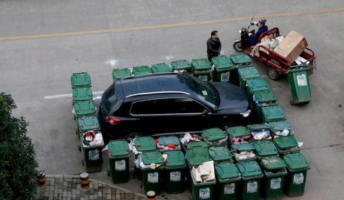 汽車被垃圾桶包圍是被惡搞還是得罪人了？